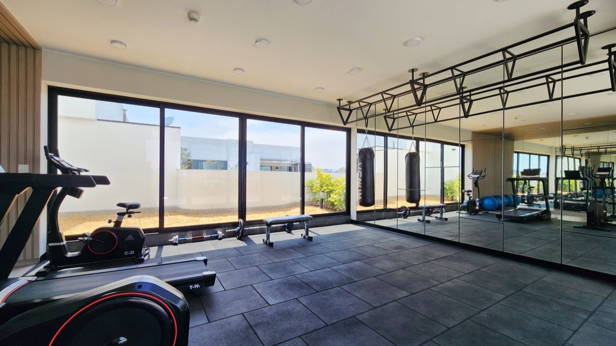 Gimnasio completamente equipado del edificio